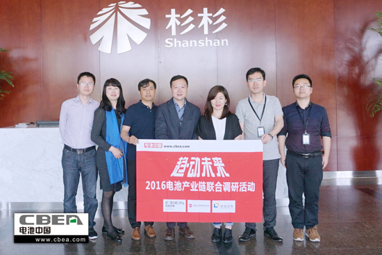 1463362577174093633.jpg 圖為杉杉股份工作人員與調(diào)研組一行合影.jpg