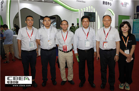 動(dòng)力電池應(yīng)用分會(huì)秘書長(zhǎng)張雨（右）和參會(huì)領(lǐng)導(dǎo)在CIBF2018新聞中心合影