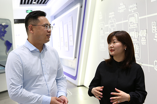 《洞見》節目組在蜂巢能源交流參觀 《洞見》節目組在蜂巢能源交流參觀