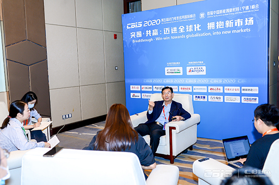 圖為CBIS2020會(huì)議期間媒體記者正在采訪嘉賓