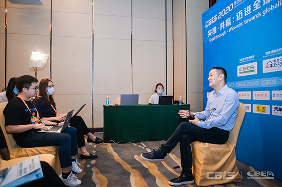 圖為CBIS2020會(huì)議期間媒體記者正在采訪嘉賓