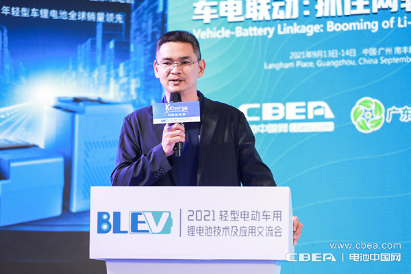 多氟多副總經(jīng)理,新能源事業(yè)部總經(jīng)理趙永鋒主持“兩輪電動(dòng)車鋰電技術(shù)與突破”主題論壇 多氟多副總經(jīng)理,新能源事業(yè)部總經(jīng)理趙永鋒主持“兩輪電動(dòng)車鋰電技術(shù)與突破”主題論壇