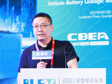 明冠新材料股份有限公司市場(chǎng)總監(jiān)趙鑫主持“迎接千億兩輪車鋰電市場(chǎng)”主題論壇