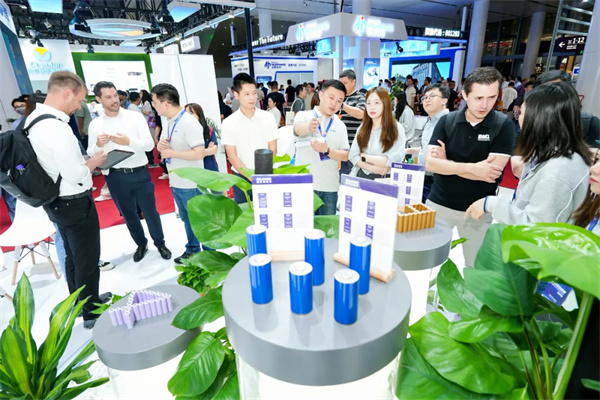 「極耳無(wú)界 能量登峰」發(fā)布會(huì)圓滿落幕:睿恩21700-6Ah電池全球首發(fā),攜手蔡司共繪質(zhì)量新篇章 「極耳無(wú)界 能量登峰」發(fā)布會(huì)圓滿落幕:睿恩21700-6Ah電池全球首發(fā),攜手蔡司共繪質(zhì)量新篇章