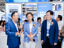 圖為電源行業(yè)協(xié)會領(lǐng)導和協(xié)會理事會部分成員代表參觀CIBF2025